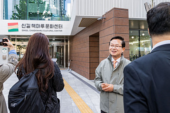 “공업도시에서 문화도시로”⋯주민 염원 담긴 변화의 공간 [區석區석-영등포구 신길 책마루센터]