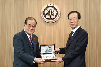 이석연 위원장, 광복회장 만나 
