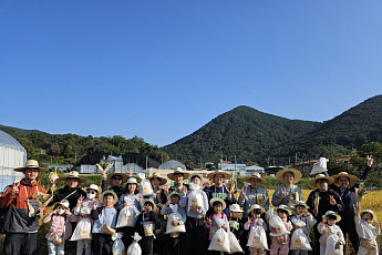 ChatGPT의 말:  거제 30인의 아빠단, 아이와 함께한 벼 수확 체험으로 가족 소통 강화