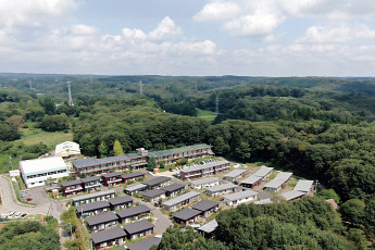 고령자 마을로 변신한 폐교, 희망이 되다