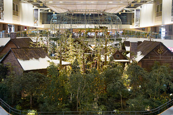 ‘진짜 눈 같네’ 더현대 서울의 따뜻한 겨울 왕국⋯해리의 ‘크리스마스 공방’[가보니]