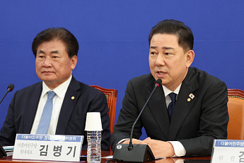 與 정년연장특위 첫 회의…