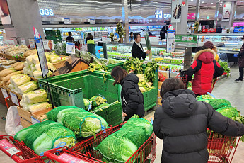 배추 한 포기 1000원...‘김장 물가’ 잡으러 팔 걷은 유통업계