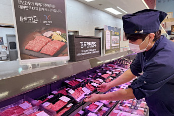 이마트 ‘제철 먹거리’·롯데마트 ‘반값 주류’… 고물가에 할인 경쟁 불붙었다