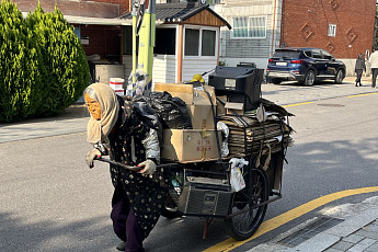 폐지 수거 노인의 삶...'활동가'로 다시 보다