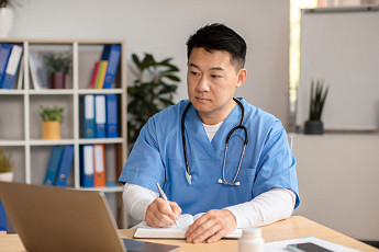 돌봄 인력 부족한 일본 요양기관 “24시간 면접 봅니다”