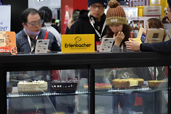 커피원두값 폭등에도 아아 인상은 난감…프랜차이즈업계, 디저트로 돌파구