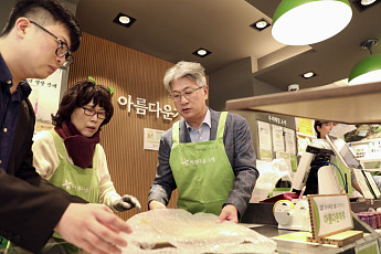 장세욱 동국제강그룹 부회장, ‘아름다운가게’ 일일 점원으로 나서