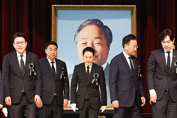 ‘김영삼 서거 10주기’ 추모 나선 野 “민주주의 흔들”