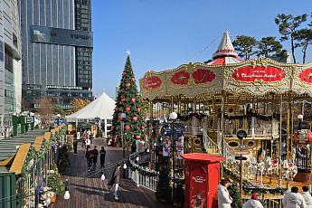 13m 대형 트리·2층 회전목마…테마파크로 변한 ‘롯데타운 크리스마스 마켓’[가보니]