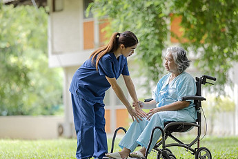 “치매보험, 40~50대가 가입 적기…경증 치매 보장 잘 살펴봐야”