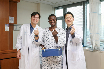 교통사고로 다리 변형 아프리카 청년, 서울아산병원서 다시 걷다