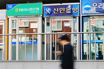 연말연초 은행원 2400명 짐 쌌다…조건 줄어도 퇴직금은 ‘억대’