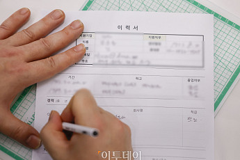 한국 경제 ‘허리’가 무너진다…40대 취업자 41개월 연속 감소