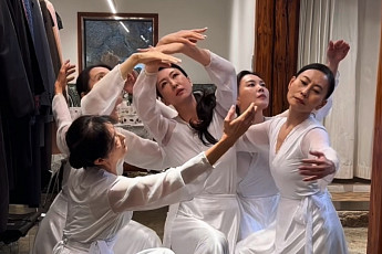 EMA 시니어모델, 퍼포먼스 아트 ‘연꽃’ 선보여