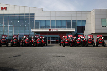 농촌 미래 세대에 투자…귀농 청년 16명에 트랙터 지원