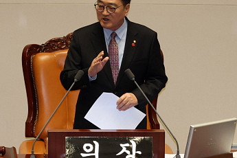 ‘의장님 또 마이크 끄시게요?’스케치북 든 野...필리버스터 정국 격화