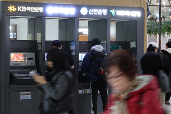 2월 은행권 가계대출 석 달째 감소⋯신용대출 줄고 주담대 늘었다