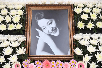 윤석화 배우 별세, 최휘영 장관 정부 대표로 조문⋯문화훈장 추서 예정