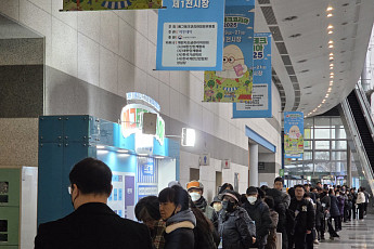 비 오는 날씨에도 국내 첫 계란박람회 인기…이튿날도 ‘오픈런 행렬’[2025 에그테크]