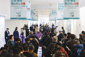 노인은 일하고 젊은이는 쉬는 노동시장… 60대는 ‘생계형 출근’, 청년은 ‘각자도생’ [리코드 코리아 ④]