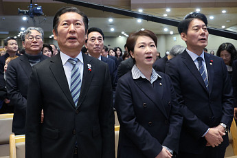 ‘성탄절’ 교회 찾은 與 정청래·野 장동혁