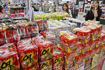 빵 이어 라면·식용유까지 가격 내린다…식품업계 물가 인하 ‘도미노’