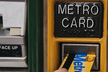 뉴욕 지하철 ‘메트로카드’ 시대 마침표⋯긁는 대신 태그 방식으로 전환