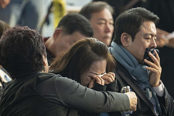 참사 1주기 무안공항은 울음 바다...