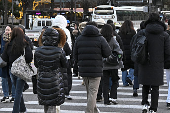 [날씨 LIVE] 세밑 한파 기승, 서울 체감온도 '뚝'… 서해안·제주 눈