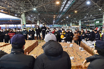 '첫 경매의 북소리'… 부산공동어시장, 기대와 과제 안고 새해 연다