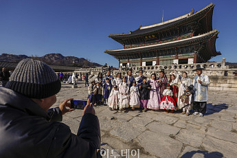 외국인 관광객, 현금 없어도 지하철 탄다…해외 카드 기후동행카드·승차권 결제