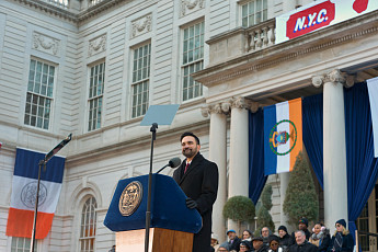 뉴욕시장 취임 맘다니 “새 시대 시작…안전·물가 안정·풍요 약속”