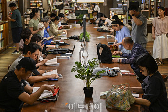 겨울방학·신년 효과⋯연초 서점가, 아동·수험서 베스트셀러 상위권 독식[주말&]