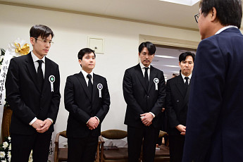 정우성·이정재 조문객 맞아…故 안성기 빈소 현장