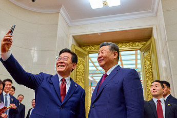 이재명, 샤오미폰 들고 시진핑과 셀카…