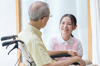 “경력 없어도, 청바지도 OK” 인력난에 바뀌는 日 돌봄