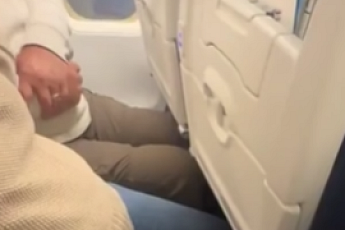 다리도 돈 내고 펴야 하나…비좁은 비행기 좌석 논란