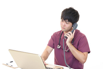 “서류와 전화에 묶여 돌봄 조정 본업은 뒷전”