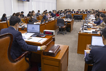 아동수당, 만 8~13세 미만까지 확대…'아동수당법' 복지위 통과