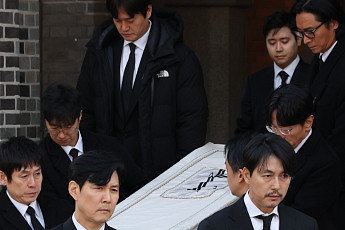 故 안성기 영결식 현장 모습…정우성·이정재 등 운구 행렬
