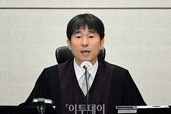 공수처, ‘접대 의혹’ 지귀연 청탁금지법 위반 기소…뇌물수수는 불기소