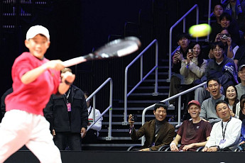 세계 1·2위 테니스 슈퍼매치 중 코트로 불려나온 어린이