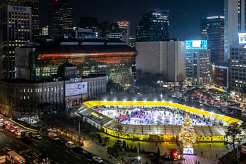 서울광장 스케이트장, 개장 26일 만에 누적 10만 명 돌파