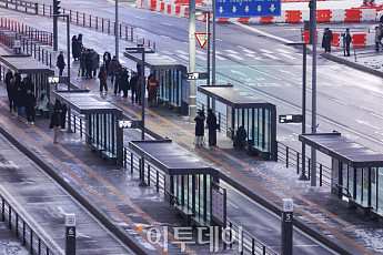 “이틀째 버스가 사라졌다” 역대 최장 서울 시내버스 파업…노사 합의 ‘진통’