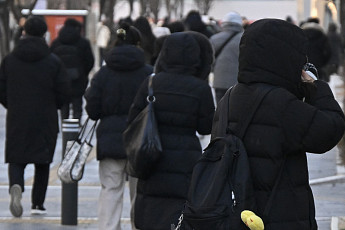 [날씨 LIVE] 전국 맑지만 출근길 ‘안개 자욱’… 오전 한때 황사 영향