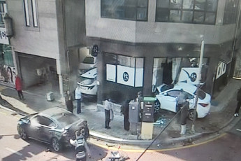 스쿨존서 승용차 추돌사고…인도 돌진해 10살 여아 중상