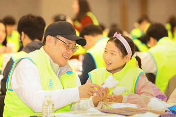 하나금융, 미혼모 가정 위해 '영유아 장난감 만들기' 봉사