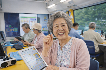 “글자도 키오스크도 두렵다면” 한글햇살버스