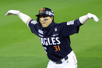 손아섭 잔류·문동주 부상…엇갈린 한화 스프링캠프